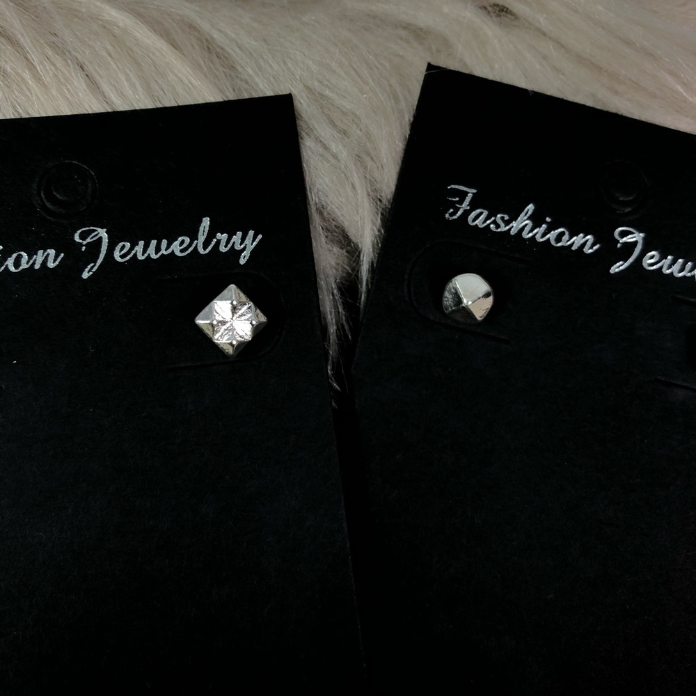 5/$25 H&M earring bundle - Picture 2 of 4
